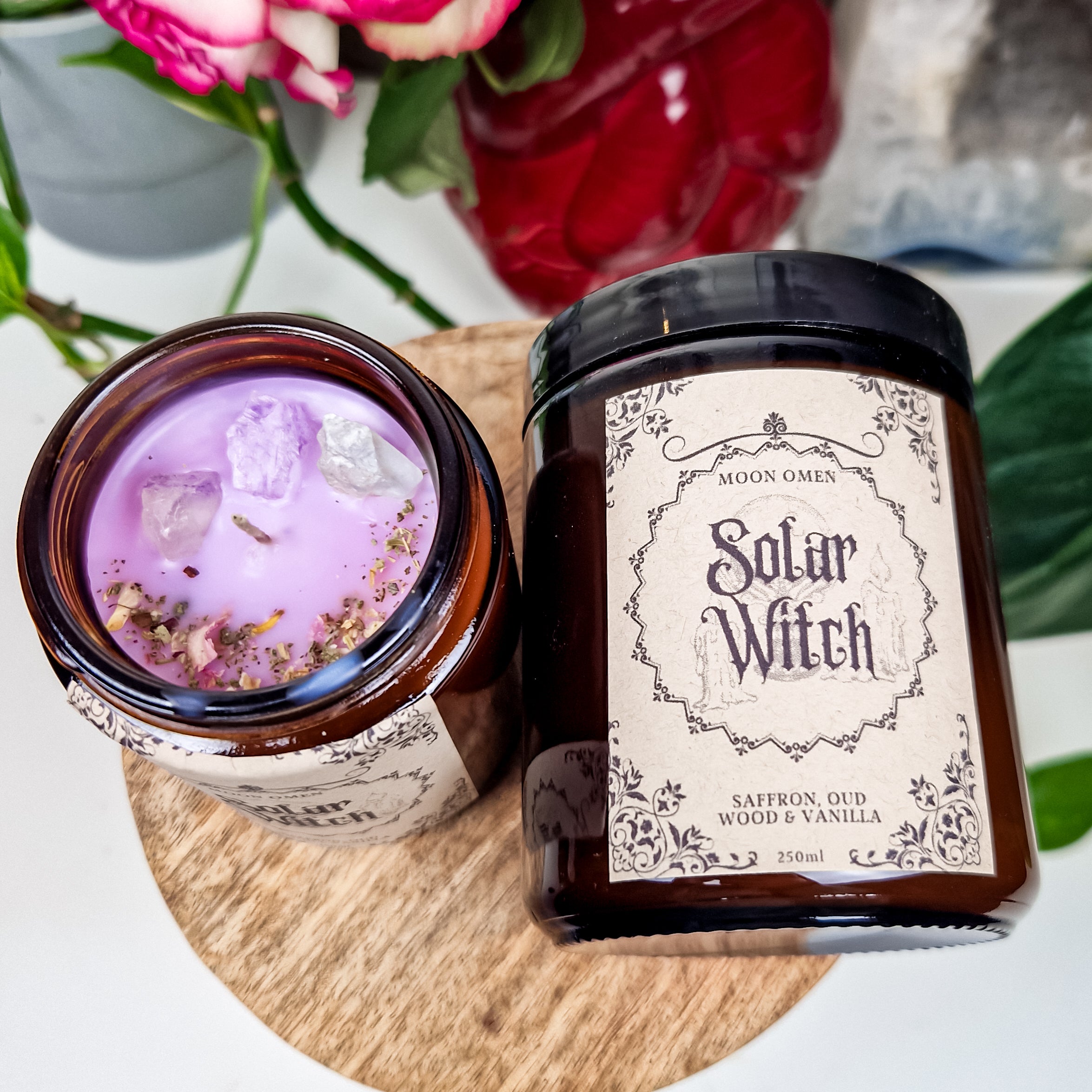Duftkerze 'Solar Witch' - Saffran, Oud Wood & Vanille