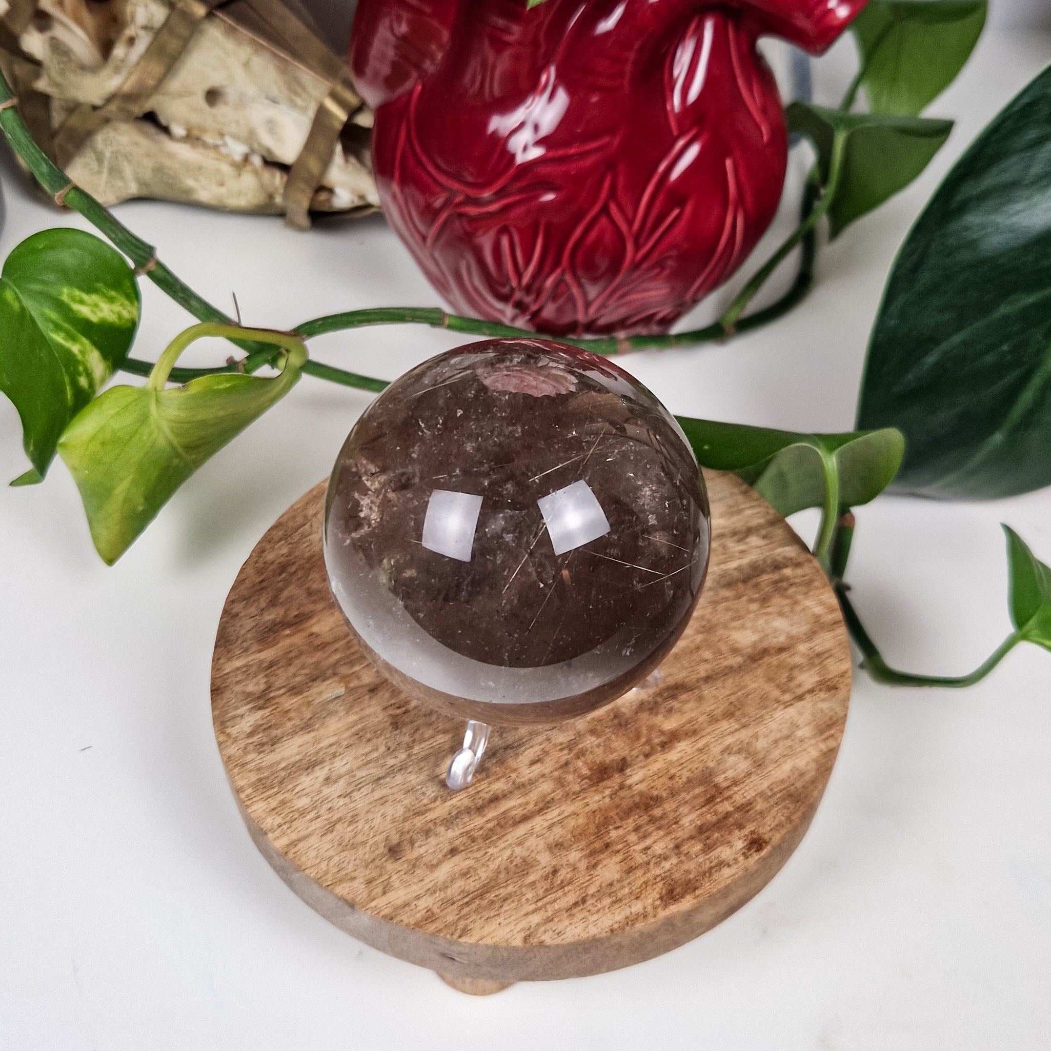 Rauchquarz mit Gold Rutil Kugel