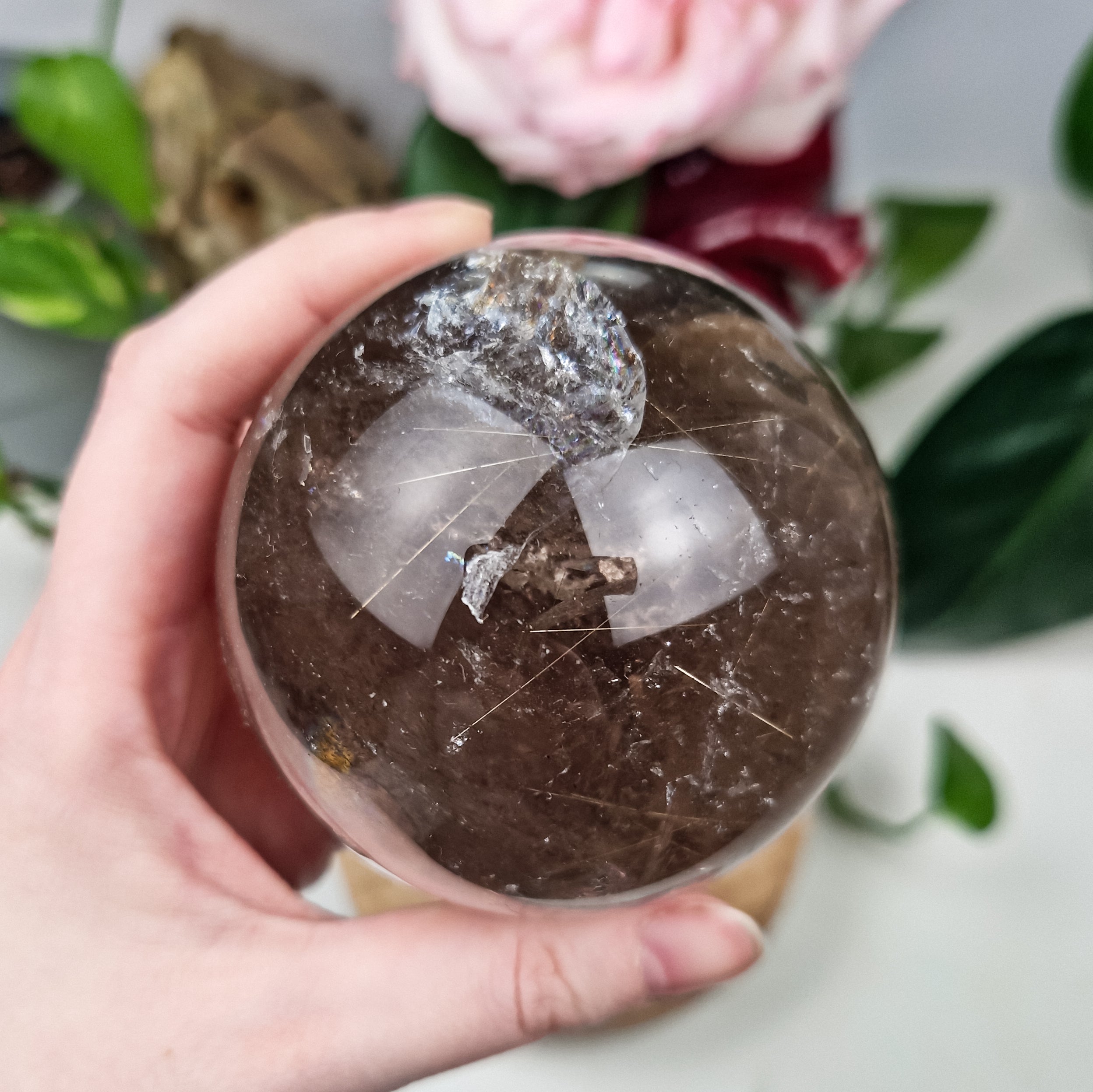 Rauchquarz mit Gold Rutil Kugel